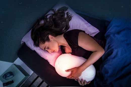 นักศึกษาวิศวกรรมแดนทิวลิป ปิ๊งไอเดียประดิษฐ์ ‘หมอน Somnox’ หุ่นยนต์สำหรับคนหลับยาก