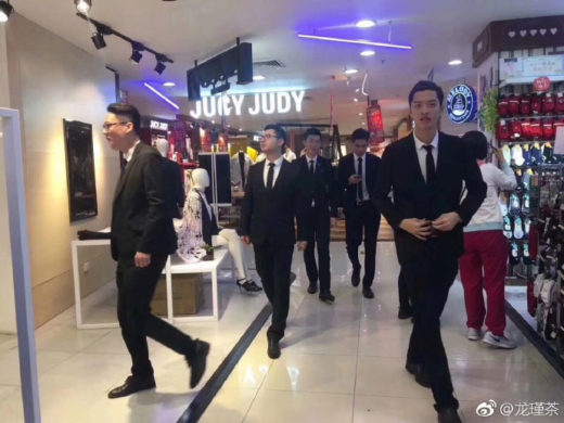 สาวๆ ช้อปปิ้งคนเดียวจะไม่เหงาอีกต่อไป ห้างจีนผุด “หนุ่มเช่า” จ้างคนหล่อมาเป็นเพื่อนเดินห้าง!