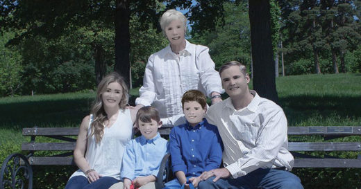 คุณแม่จ้างตากล้องถ่ายรูปครอบครัว เห็นผลงานมีผงะ…ฟิลเตอร์หน้าเนียนแบบใหม่เหรอ?