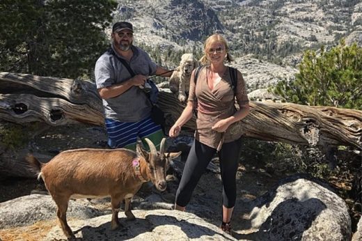 ครอบครัวสุดหรรษา คู่รักชาวมะกันพาสองสัตว์เลี้ยง ‘แพะ Frankie’ และ ‘หมา Maggie’ ท่องโลก