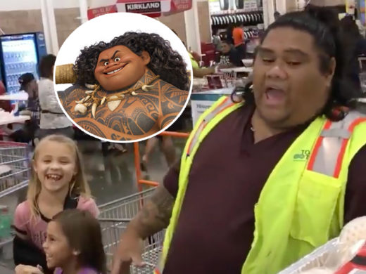หนูน้อยสุดดีใจ! เมื่อพบพนักงานเก็บเงินหน้าตาเหมือน ‘Maui’ จากการ์ตูน Moana
