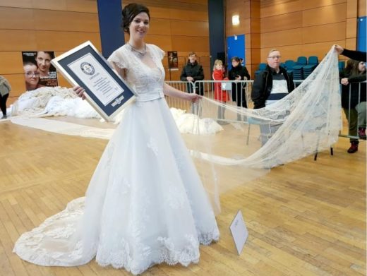 ทุบสถิติ! ชุดเจ้าสาวชายกระโปรงยาวที่สุดในโลกกว่า 8,000 เมตร ยาวสุดๆ จนคลุมภูเขา Everest ได้