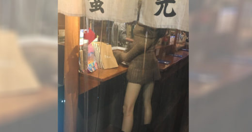 ร้ายยย ร้านไก่ทอดล่อลูกค้าผู้ชายเข้าร้านด้วย “ขาอ่อน”!