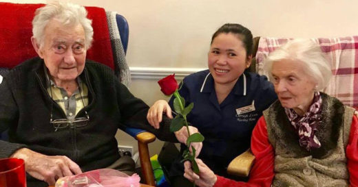 คู่รักชราราวในนิยาย Notebook สิ้นใจในวันเดียวกัน หลังใช้ชีวิตดูแลเคียงข้างไม่ห่างกันตลอด 76 ปี