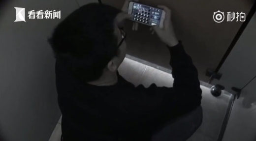 ชายจีนระทม ปลายลำไส้ใหญ่หลุดออกปากทวารหนัก เหตุเล่นมือถือนานตอนนั่งห้องน้ำ!