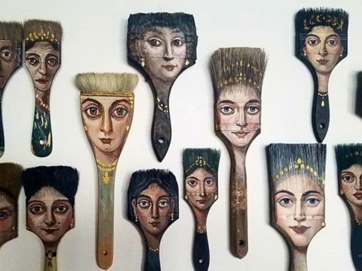 ศิลปินสาว Alexandra Dillon สร้างผลงานน่าทึ่งด้วยการวาดรูปใบหน้าลงบนด้ามแปรง