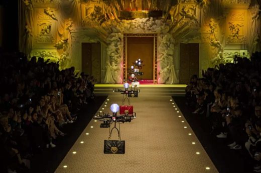 เก๋ล้ำทันสมัย! DOLCE & GABBANA ใช้โดรนบินร่วมเดินโชว์ Milan fashion week