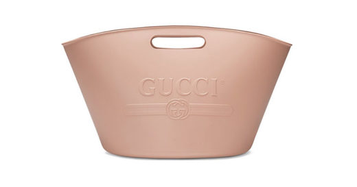 หมดยุคดีไซน์เน้นหรูหรา Gucci ขายกระเป๋ายางทรงถังน้ำ นี่แหละน้อยแต่มาก เรียบแต่โก้!