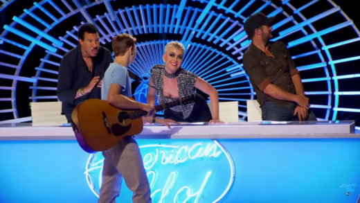 Katy Perry เจอประณามคุกคามทางเพศ หลังแกล้งหลอกจุ๊บปากเด็กหนุ่มผู้แข่งขันรายการเพลง