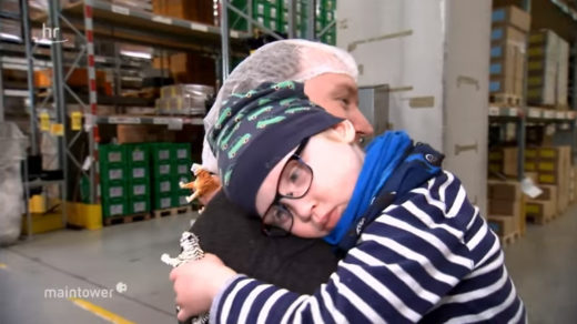 สุดตื้นตัน เพื่อนร่วมงานแห่ทำโอทีโอนชั่วโมงทำงานให้คุณพ่อเลี้ยงเดี่ยวได้ลางานไปดูแลลูกชายป่วยมะเร็ง