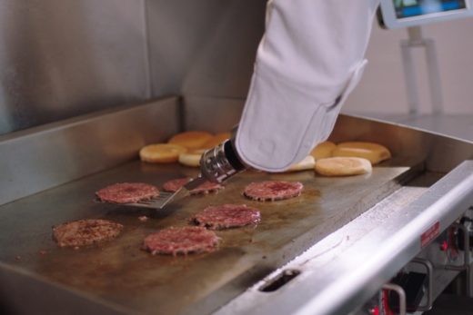 เชฟร้านอาหารสบายขึ้นเยอะ! เมื่อมีเจ้า “Flippy” หุ่นยนต์ผู้ช่วยย่างแผ่นเนื้อเบอร์เกอร์