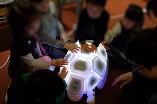 นักวิจัยเกาหลีใต้คิดค้นวิธีสอนเด็กๆ ไม่ใช้ความรุนแรง ผ่านหุ่นยนต์เต่าน้อย ‘Shelly’