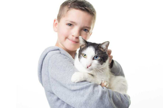 คู่แท้! ครอบครัวเด็กชายตาสองสี-ปากแหว่งเพดานโหว่ รับเลี้ยงเจ้าเหมียวที่ลักษณะเหมือนกันเป๊ะ