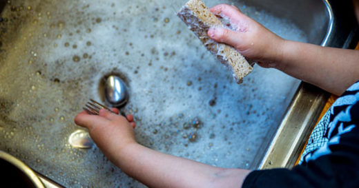 ผลวิจัยพบ “การล้างจาน” เป็นงานบ้านที่สร้างความร้านฉานให้คู่รักได้มากที่สุด!!