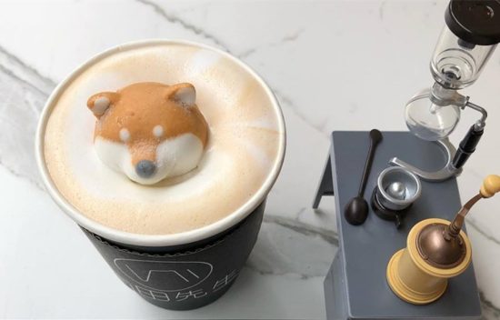 แก้วเดียวไม่พอ! ร้านกาแฟไต้หวันไอเดียน่ารักใช้มาร์ชเมลโล่หมาชิบะวางประดับเครื่องดื่ม
