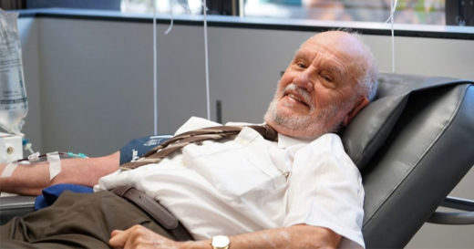 คุณตาชาวออสเตรเลีย ช่วยทารกรอดกว่า 2.4 ล้านชีวิต จากการบริจาคเลือด 1,173 ครั้ง!