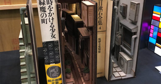 ศิลปินญี่ปุ่นรังสรรค์ที่ตั้งหนังสือเป็นโมเดลจิ๋วจำลองตรอกทางเดิน เก็บรายละเอียดอย่างเป๊ะ!