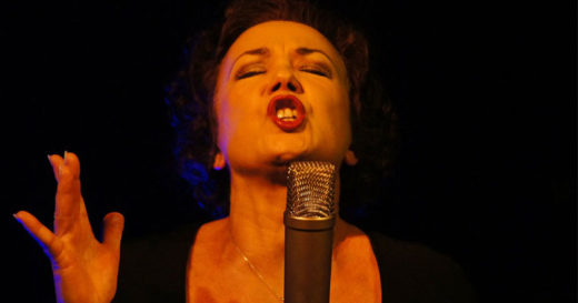 สาวอังกฤษถูกสั่งห้ามร้องเพลงเสียงดัง เพราะเสียงเหมือน “แมวจมน้ำ”!?