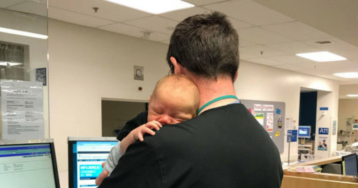 อบอุ่นใจ ทารกน้อยรอแม่หาหมอจนง่วงงอแง คณหมอเลยต้องสวมบทพี่เลี้ยงจำเป็น