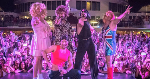 ว้ายตายแล้ว! Backstreet Boys เทพบุตรบอยแบนด์ยุค 90’s ขึ้นโชว์ในลุคใหม่เป็น Spice Girls