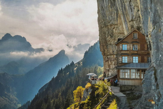 Berggasthaus Aescher เกสต์เฮาส์สุดแนวที่อิงแอบแนบเชิงผาเทือกเขาแอลป์ในสวิตเซอร์แลนด์