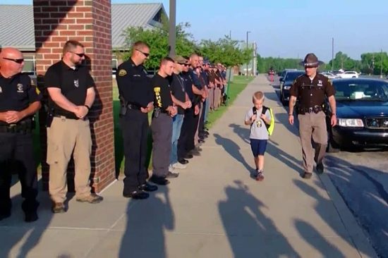 ตำรวจมะกัน 70 นาย ร่วมใจมาส่งหนุ่มน้อยไปโรงเรียน หลังสูญเสียพ่อจากการปฏิบัติหน้าที่