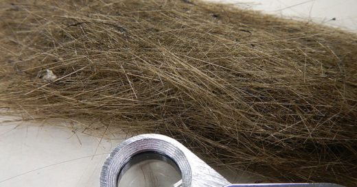 “Pele’s hair” เส้นใยลาวาแก้วปลิวตามลมร่วงพื้นกราวจากเหตุภูเขาไฟระเบิดที่ฮาวาย