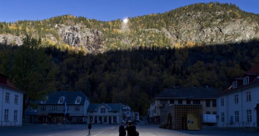 Rjukan หมู่บ้านกลางหุบเขาในนอร์เวย์ที่สลัวด้วยเงามืดถึงปีละ 6 เดือน