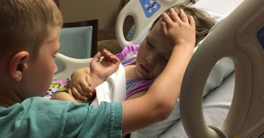 ใจสลาย พี่ชายตัวน้อยปลอบโยนน้องสาวสุดที่รักก่อนเธอจากไปด้วยมะเร็ง