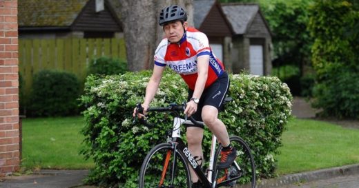 ชายวัยกลางคนฟิตสู้แข่งกีฬา หวังคว้าชัยเป็นเกียรติให้เด็กหนุ่มผู้เป็นเจ้าของหัวใจที่เต้นอยู่ในอกเขา