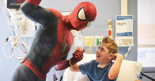 หนุ่มอเมริกันอุทิศตัวเป็น Spider Man เยี่ยมผู้ป่วยเด็ก พานพบการพ่ายแพ้ต่อโรคร้าย จนป่วยโรคเครียดตาม