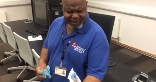 อบอุ่นหัวใจ นักศึกษาลงขันรวบรวมเงินเป็นค่าตั๋วให้คุณลุงภารโรงขวัญใจได้บินกลับไปเยี่ยมครอบครัว