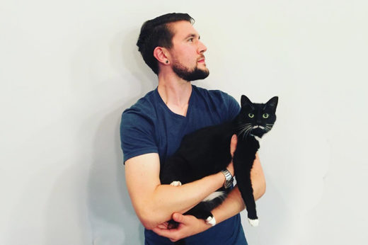 เลี้ยงแมวไม่ได้ ไม่แคร์! หนุ่มทาสแมวแวะกอดเจ้าเหมียวทุกตัวเมื่อเจอกันเสียเลย