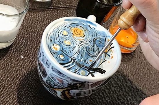 ฟินก่อนดื่ม! หนุ่มบาริสต้าเกาหลีวาดลวดลาย Cream Art เสิร์ฟพร้อมเครื่องดื่ม