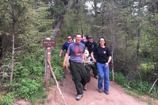 ทำเอาฮา! เมื่อเจ้าหมาอ้วนหมดแรงเดินขึ้นเขา จนต้องขอความช่วยเหลือจนท.หามลงมา