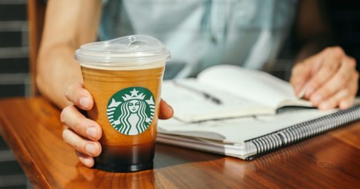 Starbucks ตอบรับลดขยะพลาสติก ทุกสาขาทั่วโลกจะเลิกใช้ “หลอด” ภายในปี 2020