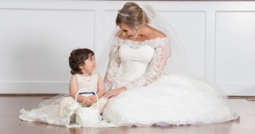 หนูน้อยป่วยมะเร็งมาเป็น flower girl ในงานแต่งของสาวผู้บริจาคไขสันหลังให้ ถือเป็นของขวัญจากหนูนะคะ