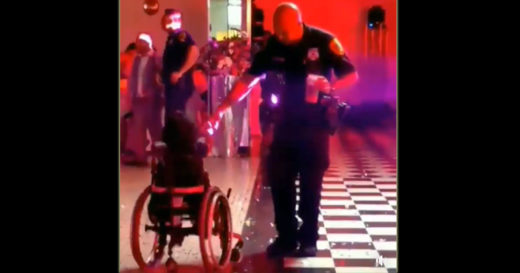 คุณตำรวจเห็นหนูน้อยบนวีลแชร์ในงานเลี้ยง เลยชวนเธอมาเต้นรำด้วยกันเสียเลย!