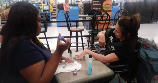 สาวห้างช่วยทาเล็บให้หญิงป่วยสมองพิการ หลังเห็นถูกปฏิเสธจากร้านทำเล็บเพราะมือสั่นเกินไป