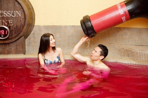 ชวนเช็คอินนอนแช่ตัวฟินๆ ใน ‘อ่างเครื่องดื่ม’ สปาสุดประหลาดในญี่ปุ่น