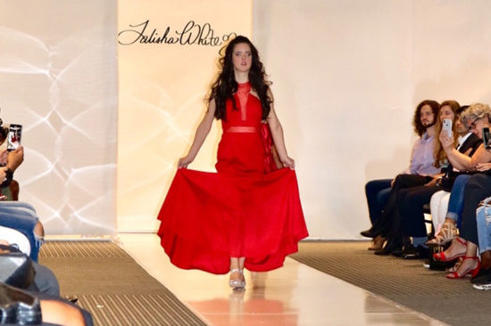 นางแบบสาวดาวน์ซินโดรมเฉิดฉายเปล่งประกายบนรันเวย์ New York Fashion Week!