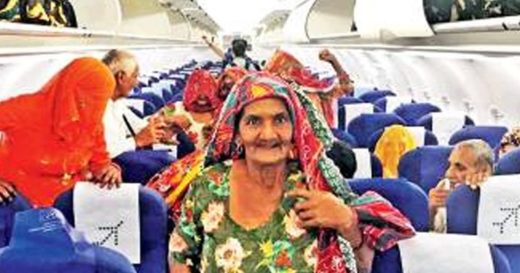 นักบินหนุ่มไม่ลืมสัญญารักบ้านเกิด พาผู้เฒ่าผู้แก่ขึ้นเครื่องครั้งแรกในชีวิต บินเที่ยวกันยกหมู่บ้าน