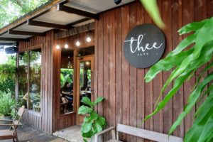 ดื่มด่ำบรรยากาศสดชื่นที่ Thee Cafe ค่าเฟ่เล็กในร่มแมกไม้ ชาร์จพลังกายและใจให้เฟรชไปด้วยกัน