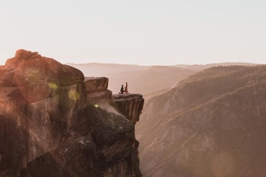 ไวรัลจนเจอตัวแล้ว คู่รักขอแต่งงานแสนโรแมนติกบนเชิงผา หลังตากล้องมือดีถ่ายได้จากที่ไกล ๆ