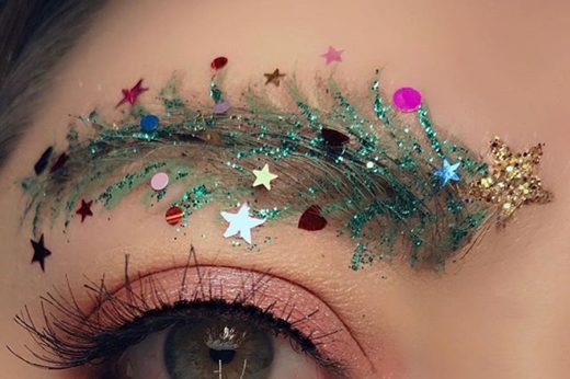 เทรนด์แต่งหน้ามาแรงส่งท้ายปี! ยกต้นคริสต์มาสมาไว้บนคิ้วเสียเลย