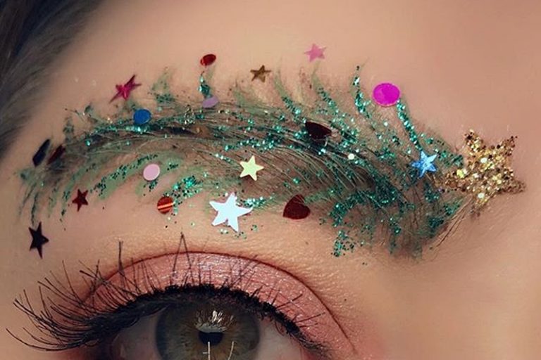 เทรนด์แต่งหน้ามาแรงส่งท้ายปี! ยกต้นคริสต์มาสมาไว้บนคิ้วเสียเลย